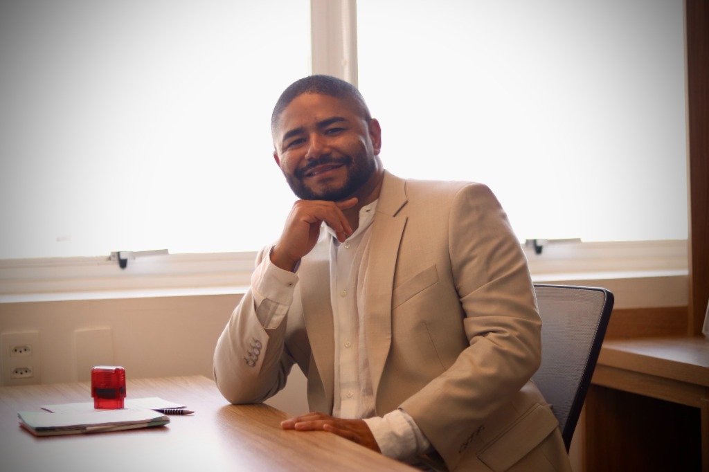 Dr. Rogério Porfirio em seu consultório